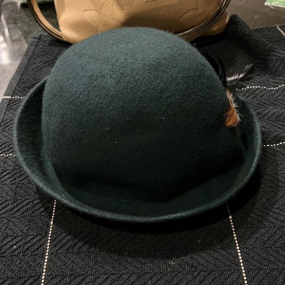 Green‎ women’s hat 100% wool feathers embellished